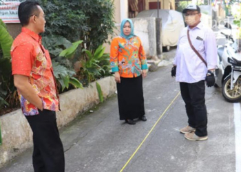 MENINJAU: Kepala DPKP Salatiga, Eny Endang Surtiani saat meninjau lapangan di Kampung Ngentak, Kelurahan Kutowinangun Lor, Kecamatan Tingkir, Kota Salatiga. (Istimewa/Lingkarjateng.id)