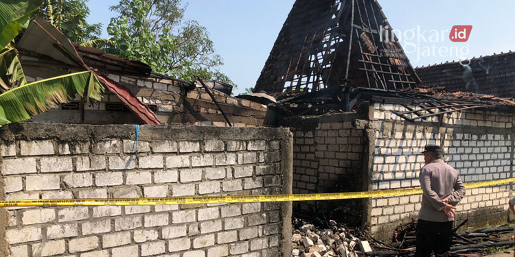 POTRET: Rumah warga Desa Tegalwero, Kecamatan Pucakwangi, Kabupaten Pati hangus terbakar pada Kamis, 4 Agustus 2022. (Istimewa/Lingkarjateng.id)