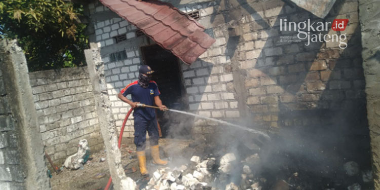 MEMADAMKAN API: Petugas Damkar Pati saat memadamkan api yang membakar rumah warga Desa Tegalwero, Kecamatan Pucakwangi, Kabupaten Pati pada Kamis, 4 Agustus 2022. (Istimewa/Lingkarjateng.id)