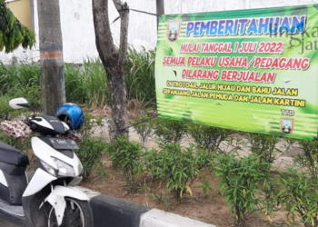 IMBAUAN: Banner imbauan larangan untuk tidak berjualan di kawasan jalur hijau Jalan Pemuda dan Jalan RA Rembang. (R.Teguh Wibowo / Koran Lingkar)
