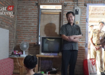 RAMAH: Penjabat (Pj) Bupati Jepara, Edy Supriyanta saat melakukan safari kemanusiaan di Desa Telukawur, Kecamatan Tahunan, Kabupaten Jepara pada Senin, 22 Agustus 2022. (Muslichul Basid/Lingkarjateng.id)