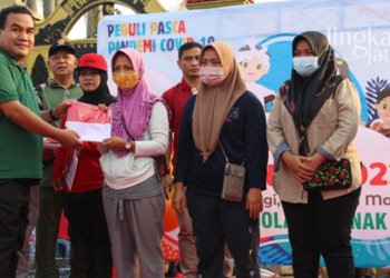 SIMBOLIS: Bupati membagikan bendera merah putih ke warga saat Car Free Day pada Minggu, 31 Juli 2022. (Istimewa/Lingkarjateng.id)