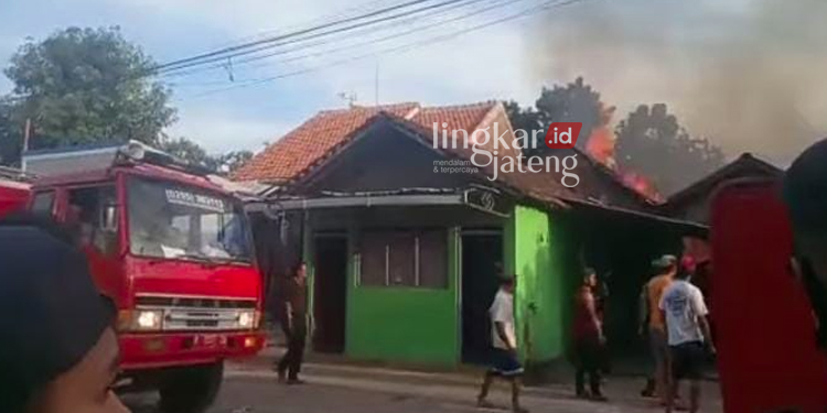 KEBAKARAN: Mobil pemadam kebakaran memadamkan kobaran api di Desa Tlogorejo, Kecamatan Tlogowungu terbakar pada Senin, 1 Agustus 2022 sore. (Arif Febriyanto - Lingkarjateng.id)
