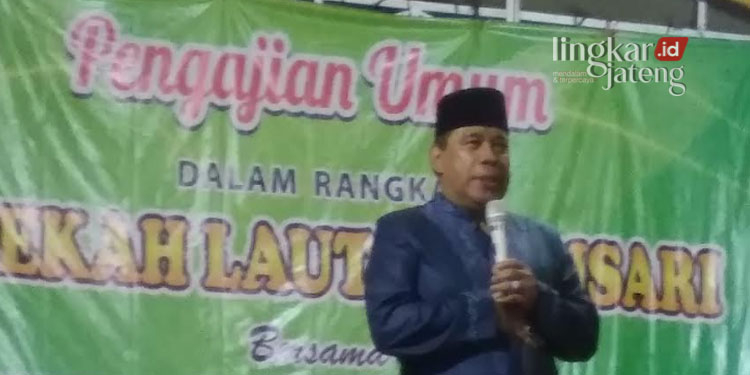 Sedekah Laut di Desa Biru Sari Kendal, Ini Pesan Wabup Basuki 25 Wakil Bupati Kendal, Windu Suko Basuki saat memberikan sambutan dalam acara pengajian umum dan sedekah laut Dusun Biru Sari, Kelurahan Kalibuntu, Kecamatan Kendal, Selasa , 9 Agustus 2022 malam. (Mualim/Lingkarjateng.id)