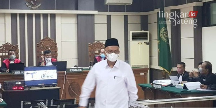SIDANG: Rektor UIN Walisongo Semarang, Imam Taufik usai menjadi saksi dalam sidang di Pengadilan Tipikor Semarang pada Senin, 29 Agustus 2022. (Istimewa/Lingkarjateng.id)