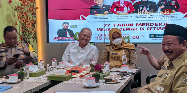 Semarak HUT ke-77 RI, Ketua DPRD Demak Imbau Masyarakat Tetap Patuhi Prokes 25 BERCENGKERAMA: Bupati Demak Eisti’anah, Ketua DPRD Demak Sri Fahrudin Bisri Slamet (berbaju putih) dan jajaran Forkopimda saat bercengkrama dalam podcast di ruang Command Center Kantor Bupati Demak pada Senin, 15 Agustus 2022. (Tomi Budianto/Lingkarjateng.id)
