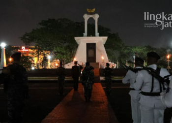 KHIDMAT: Prosesi apel kehormatan dan renungan suci di Taman Makam Pahlawan Nasional (TMPN) Giri Tunggal Semarang pada Rabu, 17 Agustus 2022. (Dok. Humas Pemprov Jateng/Lingkarjateng.id)
