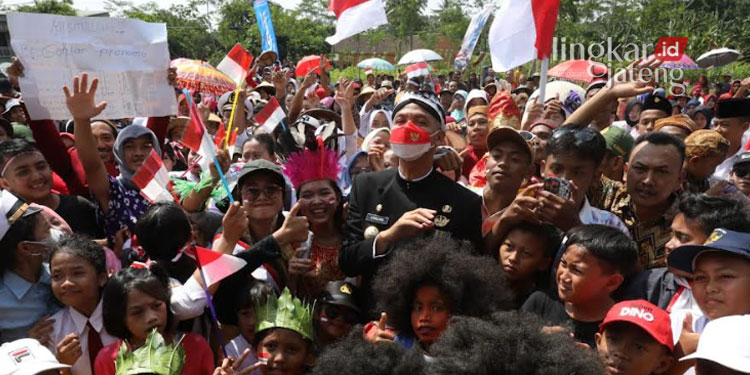 Semarak HUT ke-77 RI, Warga Segrumung Kendal Gelar Karnaval 25 SEMARAK: Gubernur Jawa Tengah, Ganjar Pranowo hadir di tengah-tengah karnaval HUT ke-77 RI di Dusun Segrumung Kecamatan Boja, Kabupaten Kendal pada Rabu, 17 Agustus 2022. (Istimewa/Lingkarjateng.id)