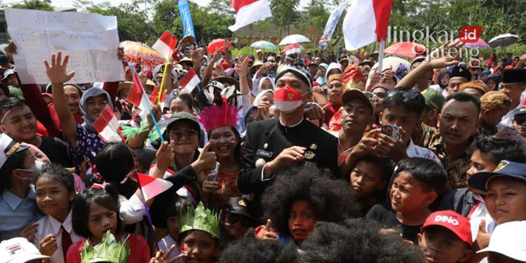 SEMARAK: Gubernur Jawa Tengah, Ganjar Pranowo hadir di tengah-tengah karnaval HUT ke-77 RI di Dusun Segrumung Kecamatan Boja, Kabupaten Kendal pada Rabu, 17 Agustus 2022. (Istimewa/Lingkarjateng.id)