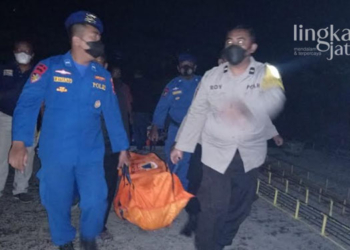 MENGEVAKUASI: Personel Satpolairud Polres Pati mengevakuasi jenazah ABK asal Desa Ngening, Kecamatan Batangan, Kabupaten Pati yang meninggal di perairan timur laut Pulau Kerayaan, Kabupaten Kota Baru, Kalimantan Selatan. (Istimewa/Lingkarjateng.id)