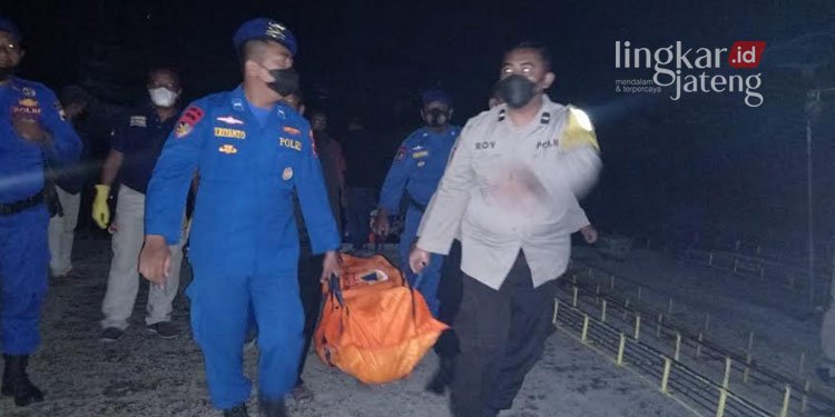 MENGEVAKUASI: Personel Satpolairud Polres Pati mengevakuasi jenazah ABK asal Desa Ngening, Kecamatan Batangan, Kabupaten Pati yang meninggal di perairan timur laut Pulau Kerayaan, Kabupaten Kota Baru, Kalimantan Selatan. (Istimewa/Lingkarjateng.id)