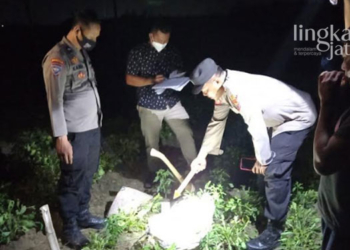 OLAH TKP: Pihak Kepolisian Sektor (Polsek) Jaken saat melakukan olah Tempat Kejadian Perkara (TKP) terhadap penemuan mayat warga Desa Sukorukun yang tewas akibat tersengat listrik pada Selasa, 30 Agustus 2022. (Arif Febriyanto/Lingkarjateng.id)