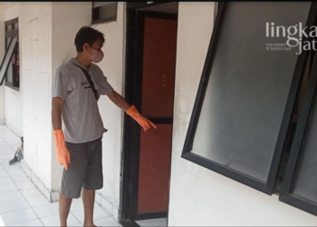 MENUNJUKKAN: Penjaga rusunawa Kebondalem, Kendal, Murdiyanto saat menunjukkan kamar ditemukannya jasad penghuni rusun blok B5/16 lantai 5. (Mualim/Lingkarjateng.id)