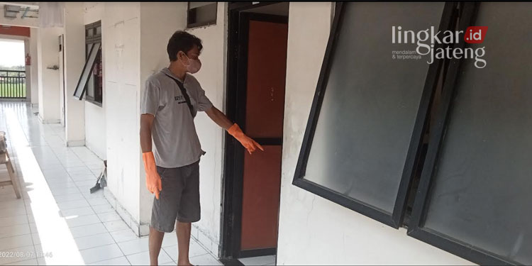 MENUNJUKKAN: Penjaga rusunawa Kebondalem, Kendal, Murdiyanto saat menunjukkan kamar ditemukannya jasad penghuni rusun blok B5/16 lantai 5. (Mualim/Lingkarjateng.id)