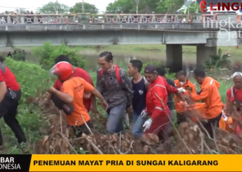 EVAKUASI: Petugas saat melakukan evakuasi mayat yang ditemukan di Sungai Kaligarang, Kota Semarang. (Dok. Lingkar TV/Lingkarjateng.id)