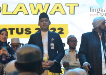 BERSHOLAWAT: Bupati Kendal, Dico M. Ganinduto menghadiri sholawat bersamadi Desa Magelung, Kecamatan Kaliwungu Selatan, Kabupaten Kendal pada Senin, 22 Agustus 2022 malam. (Istimewa/Lingkarjateng.id)