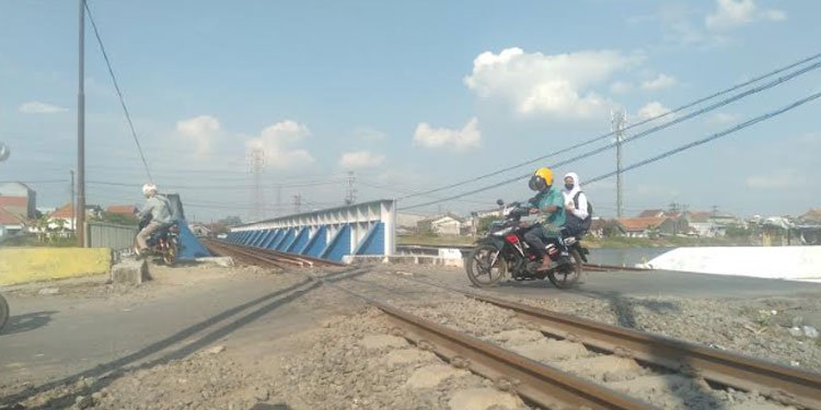 MENEGANGKAN: Suasana perlintasan rel kereta api di Kelurahan Kemijen, Semarang Utara, Kota Semarang. (Adimungkas/Lingkarjateng.id)
