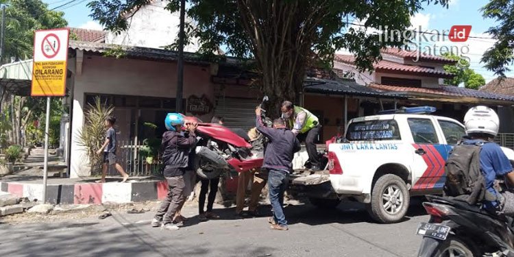 RUSAK: Petugas kepolisian saat mengevakuasi motor yang mengalami kecelakaan di Perempatan Jalan D.I Panjaitan Grobogan tepatnya Sebelah Kuliner Wajan Bolong, pada Senin, 8 Agustus 2022. (Muhamad Ansori/Lingkarjateng.id)