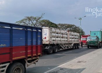 MACET PARAH: Kondisi kemacetan di Jalur Pantura Demak-Semarang pada Jumat, 12 Agustus 2022. (Tomi Budianto/Lingkarjateng.id)
