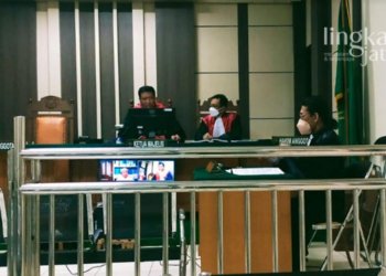 SIDANG: Pembacaan syarat tuntutan dugaan Tindak Pidana Korupsi dalam Pengelolaan Keuangan Pemerintahan Desa Jatipecaron di Pengadilan Tipikor Semarang. (Muhamad Ansori/Lingkarjateng.id)