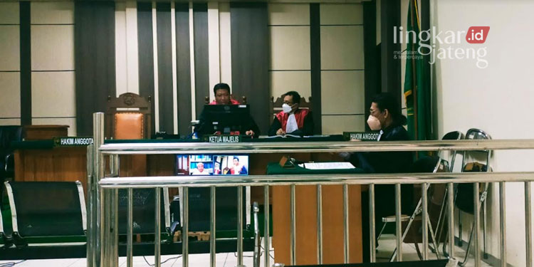 SIDANG: Pembacaan syarat tuntutan dugaan Tindak Pidana Korupsi dalam Pengelolaan Keuangan Pemerintahan Desa Jatipecaron di Pengadilan Tipikor Semarang. (Muhamad Ansori/Lingkarjateng.id)