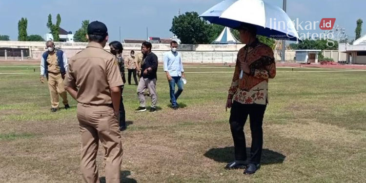 MENINJAU: Bupati Kendal, Dico Ganinduto meninjau langsung kondisi Stadion Utama Kendal pasca Pekan Raya Kendal pada Senin, 1 Agustus 2022. (Unggul Priambodo/Lingkarjateng.id)