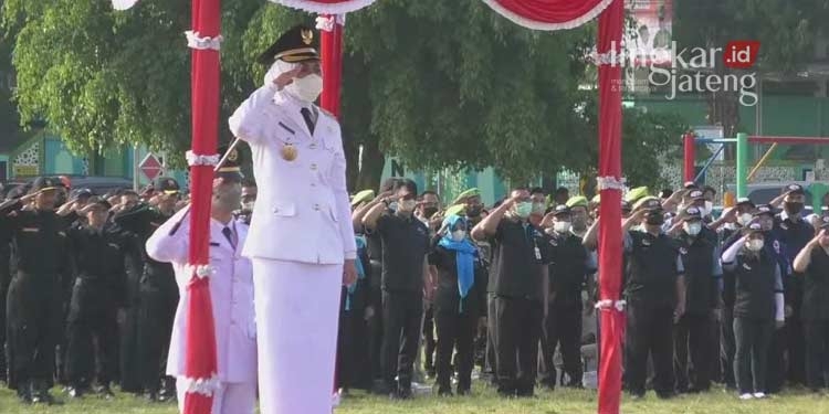 Upacara HUT RI di Demak, Bupati Eisti'anah Bacakan Sambutan Gubernur Jateng 25 Upacara HUT RI di Demak, Bupati Eisti'anah Bacakan Sambutan Gubernur Jateng