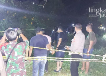 OLAH TKP: Petugas dari Polsek Boja saat mengecek temuan kerangka manusia di tepi Sungai Depok di Desa Pasigitan, Kecamatan Boja, Kabupaten Kendal pada Senin, 8 Agustus 2022. (Mualim/Lingkarjateng.id)