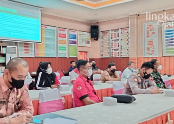 RAPAT: KPU Grobogan menggelar sosialisasi dan rakor tahapan pendaftaran, verifikasi dan penetapan parpol peserta pemilu 2024 di Aula KPU Grobogan, belum lama ini. (Muhamad Ansori/Lingkarjateng.id)