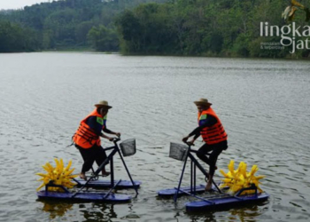WAHANA: Percobaan penggunaan sepeda air di Waduk Tempuran di Desa Tempuran, Kecamatan Blora Kota oleh dua mahasiswa ITS Surabaya. (Istimewa/Lingkarjateng.id)