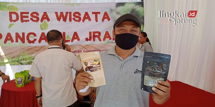 PRODUK LOKAL: Ketua BUMDES Jrahi, Yudi saat memamerkan hasil olahan UMKM warganya pada event Pati Creative Space yang digelar pada 5-7 Agustus 2022 lalu. (Arif Febriyanto/Lingkarjateng.id)