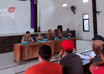 AUDIENSI: Pedagang saat melakukan audiensi dengan Dinas Perdagangan Kudus terkait revitalisasi penambahan kios Pasar Kalirejo di balai desa setempat pada Senin, 19 September 2022. (Nisa Hafizhotus S/Lingkarjateng.id)