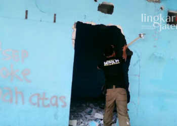 MEMBONGKAR: Petugas Satpol PP Semarang saat membongkar tempat karaoke di Pasar Klitikan Penggaron, Semarang pada Senin, 12 September 2022. (Adimungkas/Lingkarjateng.id)