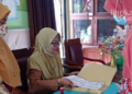 MENDAFTAR: Orang tua/wali siswa saat mendaftarkan anaknya sebagai penerima bantuan Program Indonesia Pintar (PIP) tahun ajaran 2022/2023. (Istimewa/Lingkarjateng.id)