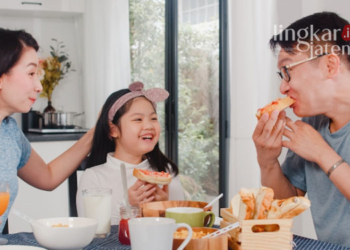 ILUSTRASI: Sebuah keluarga menikmati sarapan pagi. (Freepik @tirachardz/Lingkarjateng.id)