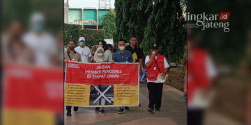 SOSIALISASI: Dinas Sosial bersama Satpol PP Kota Semarang melakukan sosialisasi Perda No 5 tahun 2014 di Simpang Lima Semarang pada Minggu, 4 September 2022. (Adimungkas/Lingkarjateng.id)