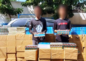 PEMERIKSAAN: Sopir dan kernet serta barang bukti rokok ilegal saat diamankan di Kantor Bea dan Cukai Kudus. (Istimewa/Lingkarjateng.id)