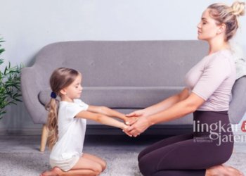 ILUSTRASI: Ibu dan anak latihan dengan berpegang tangan dan menutup mata. (Freepik @khosrork/Lingkarjateng.id)