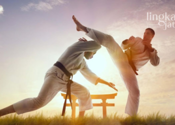 ILUSTRASI: Dua orang laki-laki tengah sparring karate. (Freepik @viarprodesign/Lingkarjateng.id)