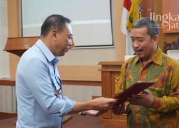 SIMBOLIS: Pj Bupati Jepara, Edy Supriyanta menyerahkan SK pensiun kepada salah seorang ASN pada Kamis, 1 September 2022. (Muslichul Basid/Lingkarjateng.id)