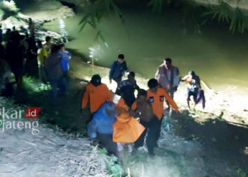 EVAKUASI: Tim TRC BPBD Grobogan mengevakuasi bocah tenggelam di sungai Lusi Dusun Klayapan, Desa Nglobar, Kecamatan Purwodadi, Kabupaten Grobogan pada Rabu, 28 September 2022 jam 02.00 dini hari. (Muhamad Ansori/Lingkarjateng.id)