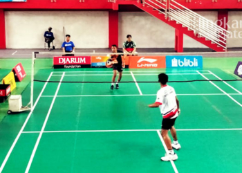 BERTANDING: Suasana pertandingan Kejurprov bulu tangkis di GOR Bung Karno Simpang Lima Purwodadi, Kabupaten Grobogan pada Senin, 26 September 2022. (Muhamad Ansori/Lingkarjateng.id)