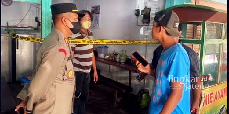 OLAH TKP: Petugas Polsek Rembang memeriksa TKP di kios mie ayam tempat ditemukannya ASN Rembang meninggal. (R Teguh Wibowo/Lingkarjateng.id)