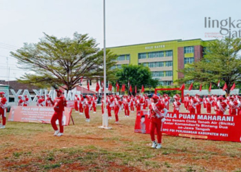 SENAM: Ketua DPRD Pati, Ali Badrudin mengikuti senam Sicita di Alun-Alun Kayen, Kabupaten Pati pada Minggu, 4 September 2022. (Arif Febriyanto/Lingkarjateng.id)