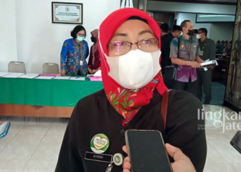 Kepala Dinas Kesehatan Kabupaten (DKK) Pat, Aviani Tritanti Venusia saat ditemui awak media pasca menghadiri rapat di DPRD Pati. (Arif Febriyanto/Lingkarjateng.id)