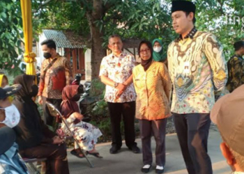 MENINJAU: Bupati Kendal, Dico M Ganinduto saat meninjau kegiatan penyaluran dana desa sekaligus meminta warga kepala desa memberikan data warga yang ingin bekerja. (Arvian Maulana/Lingkarjateng.id)