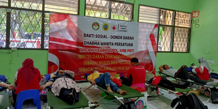 DONOR DARAH: Suasana kegiatan donor darah di kantor Badan Kesbangpol Pati pada Sabtu, 10 September 2022. (Arif Febriyanto/Lingkarjateng.id)