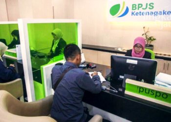 MELAYANI: Petugas Kantor BPJS Ketenagakerjaan sedang memberikan layanan peserta (Istimewa/Lingkarjateng.id)