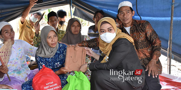 Bantu Korban Kebakaran, Bupati Demak Salurkan Bantuan Logistik dan Material 25 Bantu Korban Kebakaran, Bupati Demak Salurkan Bantuan Logistik dan Material