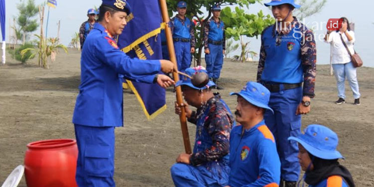 SIMBOLIS: Dirpolairud Polda Jateng, Kombes Pol Hariadi mengukuhkan 175 orang Tim dan Relawan SAR Arnavat di Pantai Tirang Kota Semarang pada Sabtu, 3 September 2022.